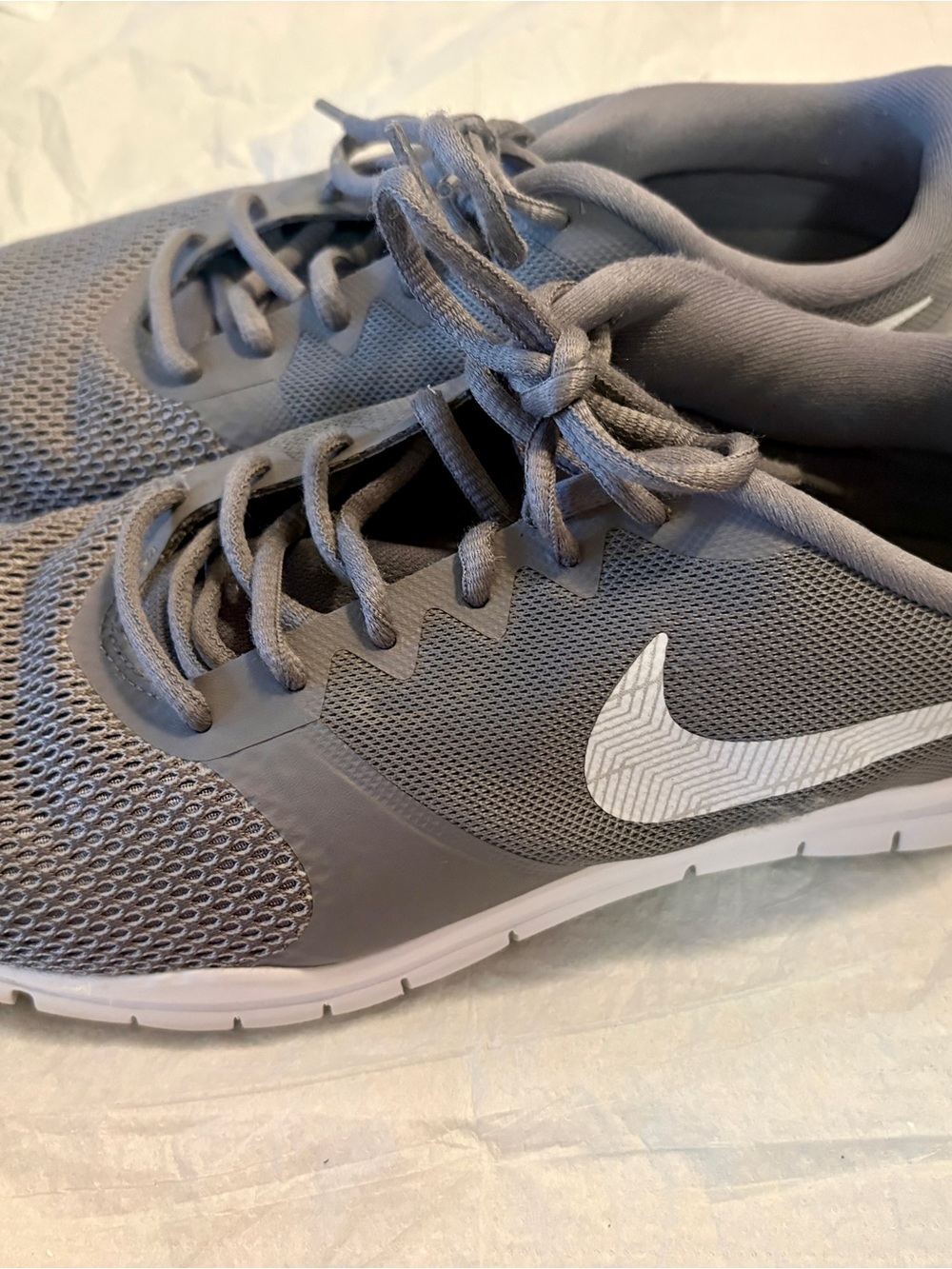 Nike Men’s Gray Athletic Training Sneakers with White Swoosh